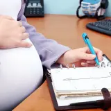 Ciężarna kobieta planuje urlop macierzyński. Umowa na czas określony a ciąża – ważne kwestie do rozważenia.