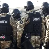 Grupa funkcjonariuszy ABW w pełnym rynsztunku, gotowa do akcji. Ich zarobki odzwierciedlają odpowiedzialność i trud tej służby.