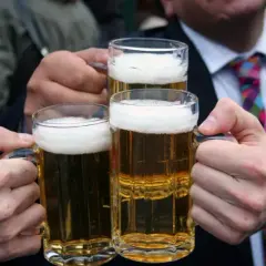 Sprzedaż alkoholu nietrzeźwym: przestępstwo czy wykroczenie w Polsce?