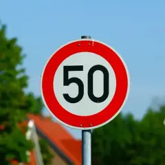 Znak ograniczenia prędkości do 50 km/h. Uważaj, przekroczenie prędkości o 50 km/h może być niebezpieczne.