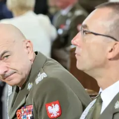Dowódca operacyjny rodzajów sił zbrojnych w mundurze z odznaczeniami i godłem Polski.