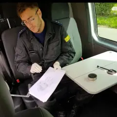 Czy technik kryminalistyki jest policjantem? Odkryj prawdę o roli i wymaganiach