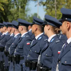 Policjanci w mundurach stoją w szeregu. Marzysz, jak zostać detektywem w policji? To wymaga determinacji i szkolenia.