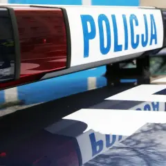 Błyskające światła i napis "POLICJA" na dachu radiowozu. To preambuła do akcji, która zaraz się rozpocznie.