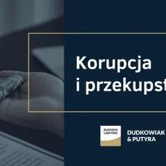 Dwie dłonie przekazujące pieniądze, symbolizujące korupcję i przekupstwo. Na ekranie tekst "Korupcja i przekupstwo".