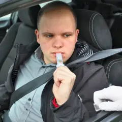 Kiedy policja robi test na narkotyki? Poznaj swoje prawa i obowiązki