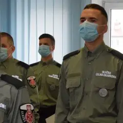 Umundurowanie Służby Celno-Skarbowej: najnowsze przepisy i zmiany