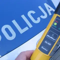 Czy policja może zbadać alkomatem Twoje dziecko? Poznaj prawa rodzica