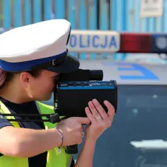 Policjantka mierzy prędkość z bliskiej odległości za pomocą radaru.