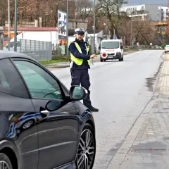 Policjant zatrzymuje czarne auto. Czyżby to recydywa mandat za prędkość?