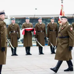Szef sztabu generalnego w otoczeniu żołnierzy w historycznych mundurach, podczas uroczystości.