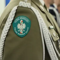 Emblemat Straży Granicznej na mundurze. Zastanawiasz się, ile trwa szkoła policji? To zupełnie inna ścieżka kariery!