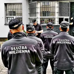 Ile może chorować funkcjonariusz służby więziennej? Poznaj kluczowe zasady