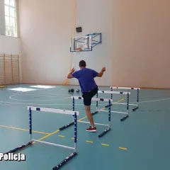 Trening sprawnościowy na torze przeszkód w sali gimnastycznej. Idealne miejsce, gdzie można poćwiczyć tor przeszkód do policji.