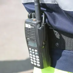 Radiotelefon Motorola GP380 na pasie funkcjonariusza. Służby często używają go do komunikacji, a na jakiej częstotliwości nadaje policja, zależy od regionu i typu łączności.