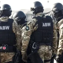 Grupa funkcjonariuszy ABW w pełnym rynsztunku, gotowa do akcji. Ich zarobki odzwierciedlają odpowiedzialność i trud tej służby.
