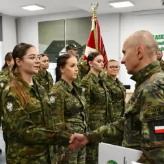 Strażniczka graniczna wita się z przełożonym. Rozważasz karierę w Straży Granicznej? Zarobki są tu konkurencyjne.