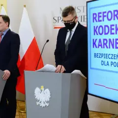 Konferencja prasowa dotycząca reformy kodeksu karnego. Mówcy przy mównicach z godłem Polski, na ekranie hasło "Bezpieczeństwo dla Polaków" i symbole sprawiedliwości.
