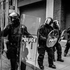 Policjanci w pełnym rynsztunku, z tarczami i hełmami, gotowi do akcji. Kto stawia zarzuty policja czy prokurator?