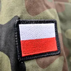 Naszywka z polską flagą na mundurze moro.