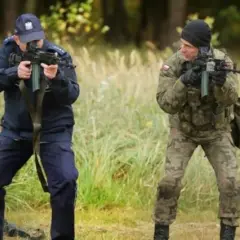 Wojsko czy policja: poznaj kluczowe różnice w karierze mundurowej 2025