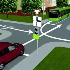 Motocyklista i czerwony samochód zbliżają się do skrzyżowania. Zielony autobus ma pierwszeństwo.