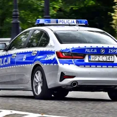 Radiowóz policyjny z napisem "POLICJA" i numerem rejestracyjnym HPZ C341.