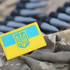 Naszywka z flagą Ukrainy i godłem na tle amunicji. Symbol oporu, ale też myśli o dezercji w obliczu wojny.