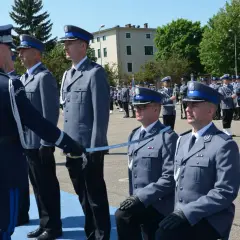 Policjanci w galowych mundurach, gotowi do awansu. Czas oczekiwania na stopnie w policji co ile lat jest różny, ale dziś świętują.