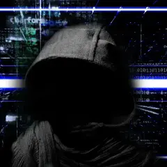 Sylwetka w kapturze na tle kodu binarnego i niebieskich linii. To wizualizacja tego, co można robić po kryminalistyce cyfrowej: analizować dane, ścigać cyberprzestępców.