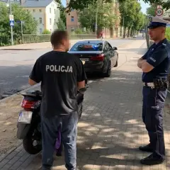 Noszenie koszulki z napisem policja jest nielegalne - poznaj konsekwencje
