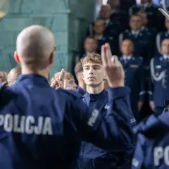 Młodzi policjanci składają ślubowanie. Chcesz wiedzieć, wto policja jak się dostać?