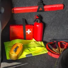 Czy apteczka jest obowiązkowa w samochodzie? W bagażniku widać apteczkę, gaśnicę, trójkąt, kamizelkę odblaskową i kable rozruchowe.