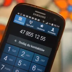 Czy policja może namierzyć telefon po numerze telefonu? Na ekranie Samsunga widoczny jest numer 47 855 12 55.