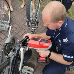 Policjant znakuje rower, by zapobiec kradzieżom. Dowiedz się, ile kosztuje oznakowanie roweru na policji i jak to działa.