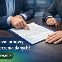 Dwóch mężczyzn w garniturach analizuje umowę powierzenia przetwarzania danych osobowych. Czytaj więcej.