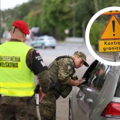 Żołnierze Żandarmerii Wojskowej przeprowadzają kontrolę graniczną. Na znaku drogowym widnieje napis "Kontrola graniczna".