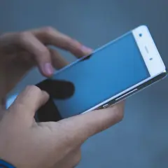 Jak skutecznie sprawdzić czy telefon jest na podsłuchu przez policję - poradnik