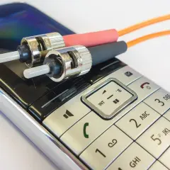 Dwa złącza światłowodowe na klawiaturze telefonu komórkowego.