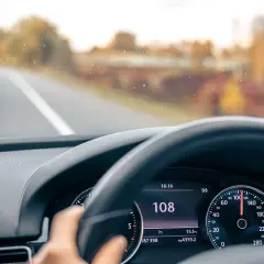 Prędkościomierz pokazuje 108 km/h. Uważaj na taryfikator mandatów 2026, bo przekroczenie prędkości może być kosztowne.