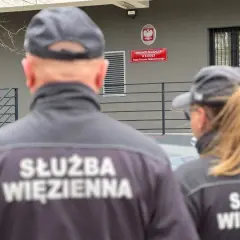 Służba Więzienna przed aresztem śledczym w Łodzi. Dział Dozoru Elektronicznego pilnuje porządku.