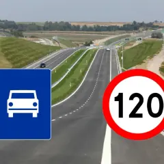 Szeroka jezdnia autostrady z zielonymi pasami i znakami: dopuszczalna prędkość 120 km/h oraz informacja o ruchu samochodowym.