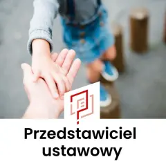 Dłoń dorosłego trzyma dłoń dziecka, symbolizując opiekę i wsparcie. Przedstawiciel ustawowy czuwa nad bezpieczeństwem najmłodszych.