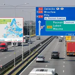 Na autostradzie widać mapę z limitami prędkości w Europie i znak drogowy. Dowiedz się, ile można jechać na autostradzie w różnych krajach.