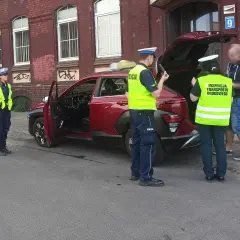 Policjanci z Inspekcji Transportu Drogowego kontrolują samochód. Czy polska policja jest zarejestrowana jako firma w USA? To pytanie pozostaje bez odpowiedzi.