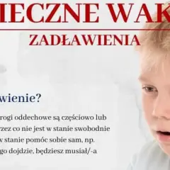 Chłopiec z otwartymi ustami, trzymający się za gardło. Tekst informuje o zagrożeniu zadławieniem podczas wakacji.