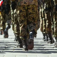 Żołnierze w mundurach maszerują. Czy w wieku 40 lat można iść do wojska? Tak, wiek nie jest przeszkodą dla chętnych do służby.