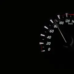 Prędkościomierz pokazuje 110 km/h. To przekroczenie prędkości o 30 km/h w strefie ograniczenia do 80 km/h.