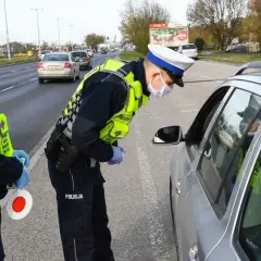 Czy policja może zatrzymać auto bez powodu: Poznaj swoje prawa na drodze