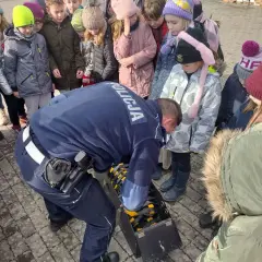 Białe czapki w policji: co oznaczają i jakie funkcje pełnią na drogach